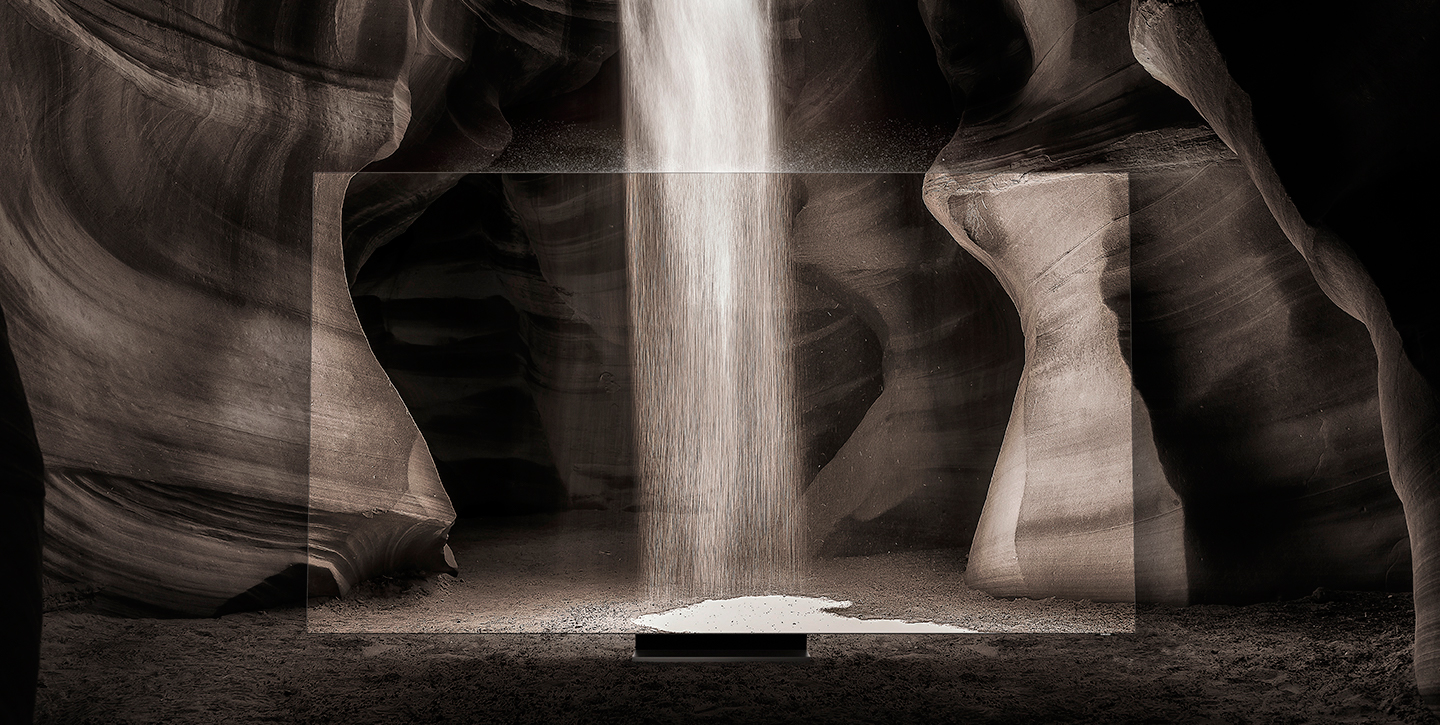 El TV Samsung QLED tiene un bisel de televisión casi sin marco llamado pantalla infinity, está mostrando una escena natural de un televisor en continuidad con la imagen